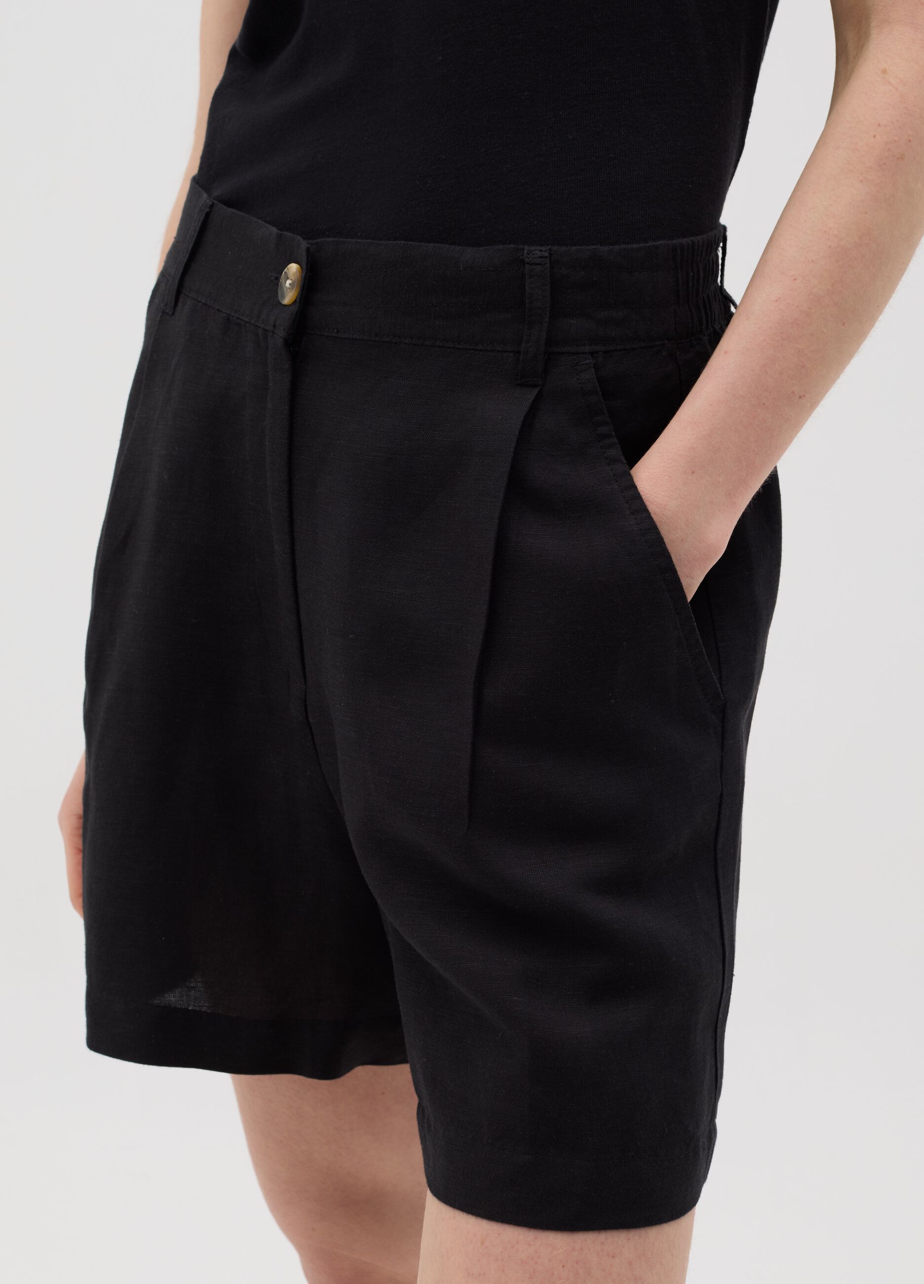 Shorts da donna in lino e viscosa neri regular fit