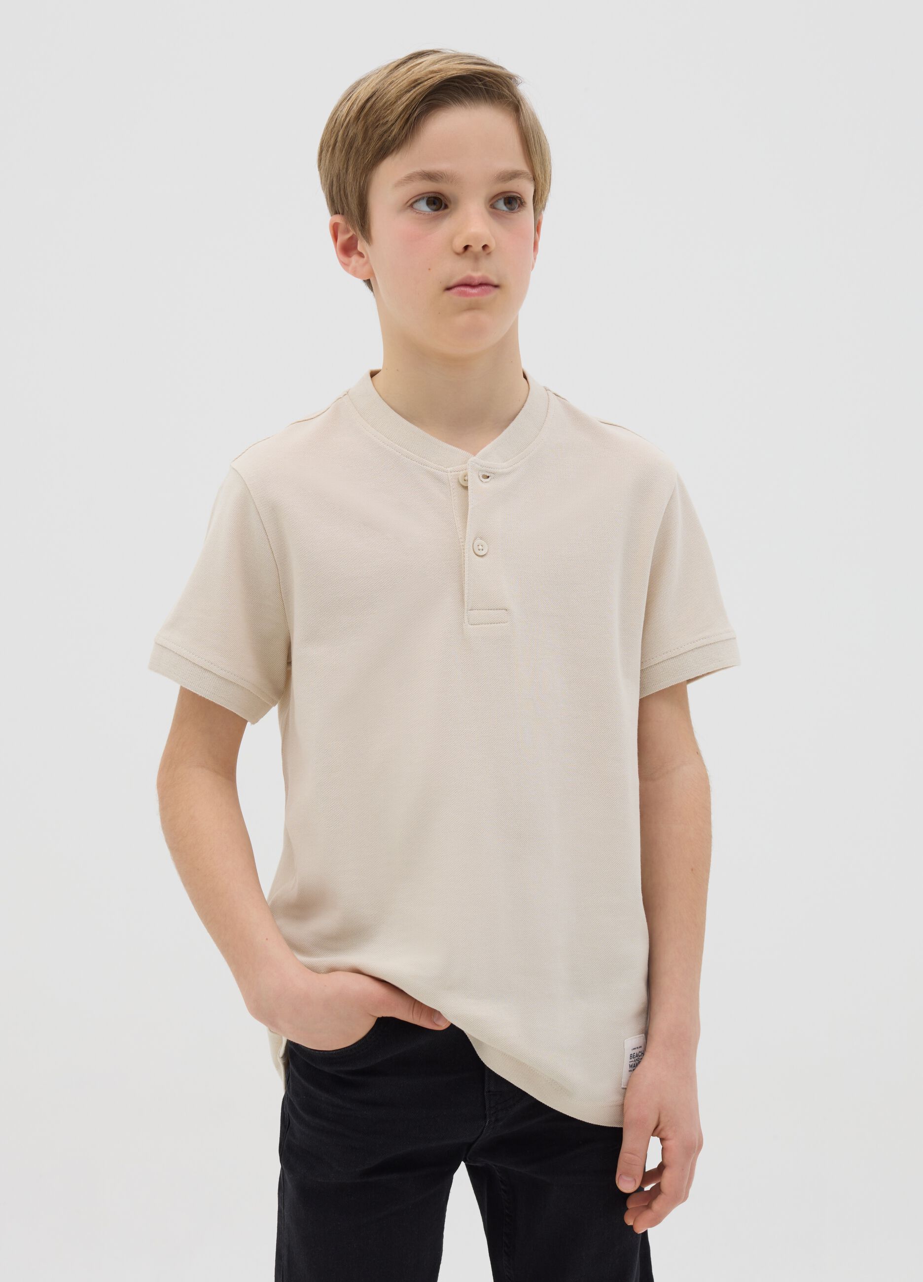Boys’ polo shirt in 100% beige cotton with regular fit and Henley collar