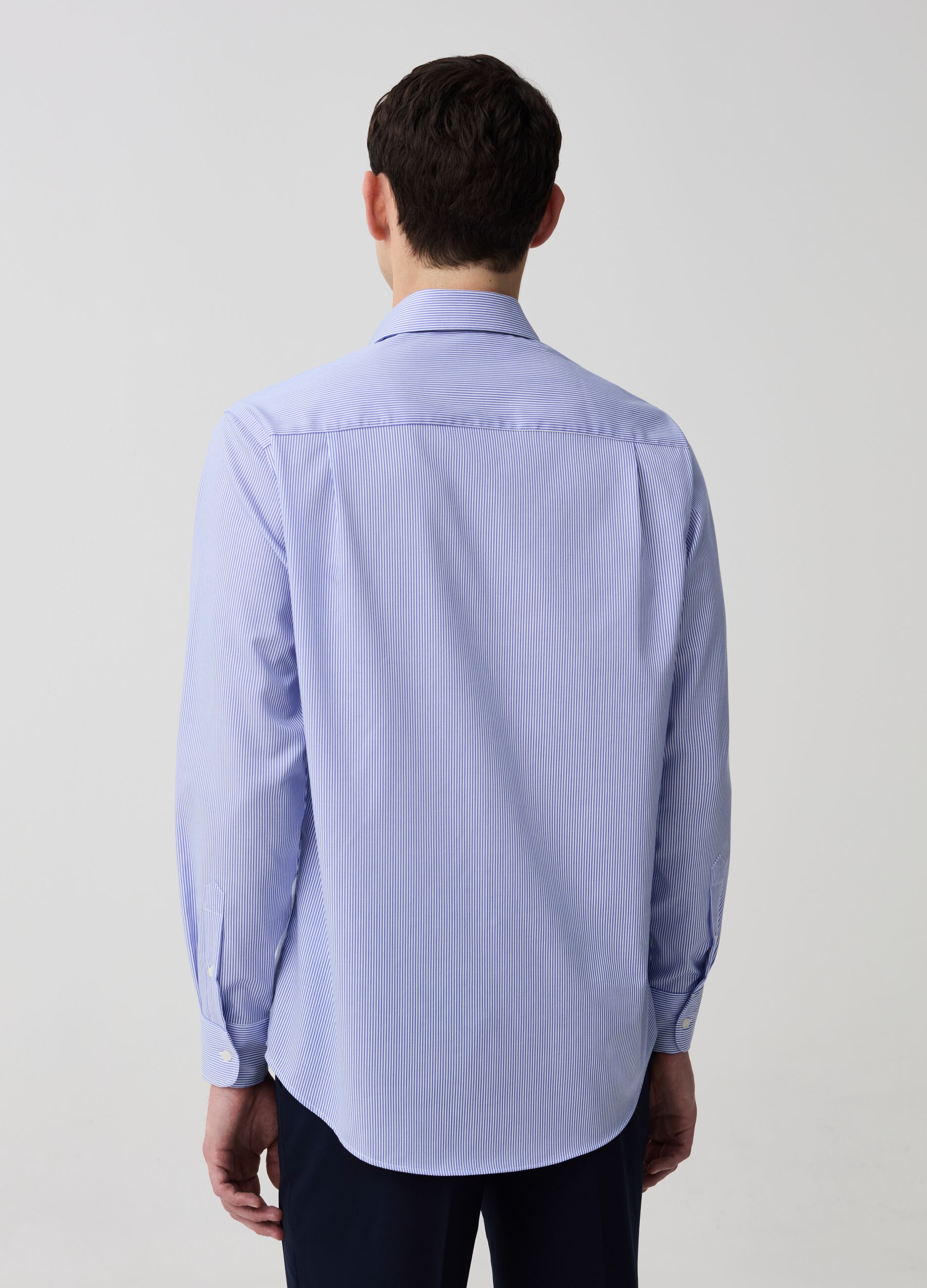 Camicia regular fit no stiro a righe sottili