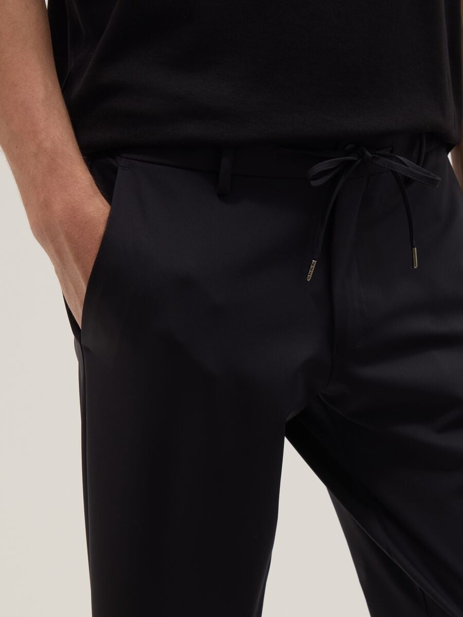 Pantaloni chino neri in tessuto elasticizzato carrot fit_3