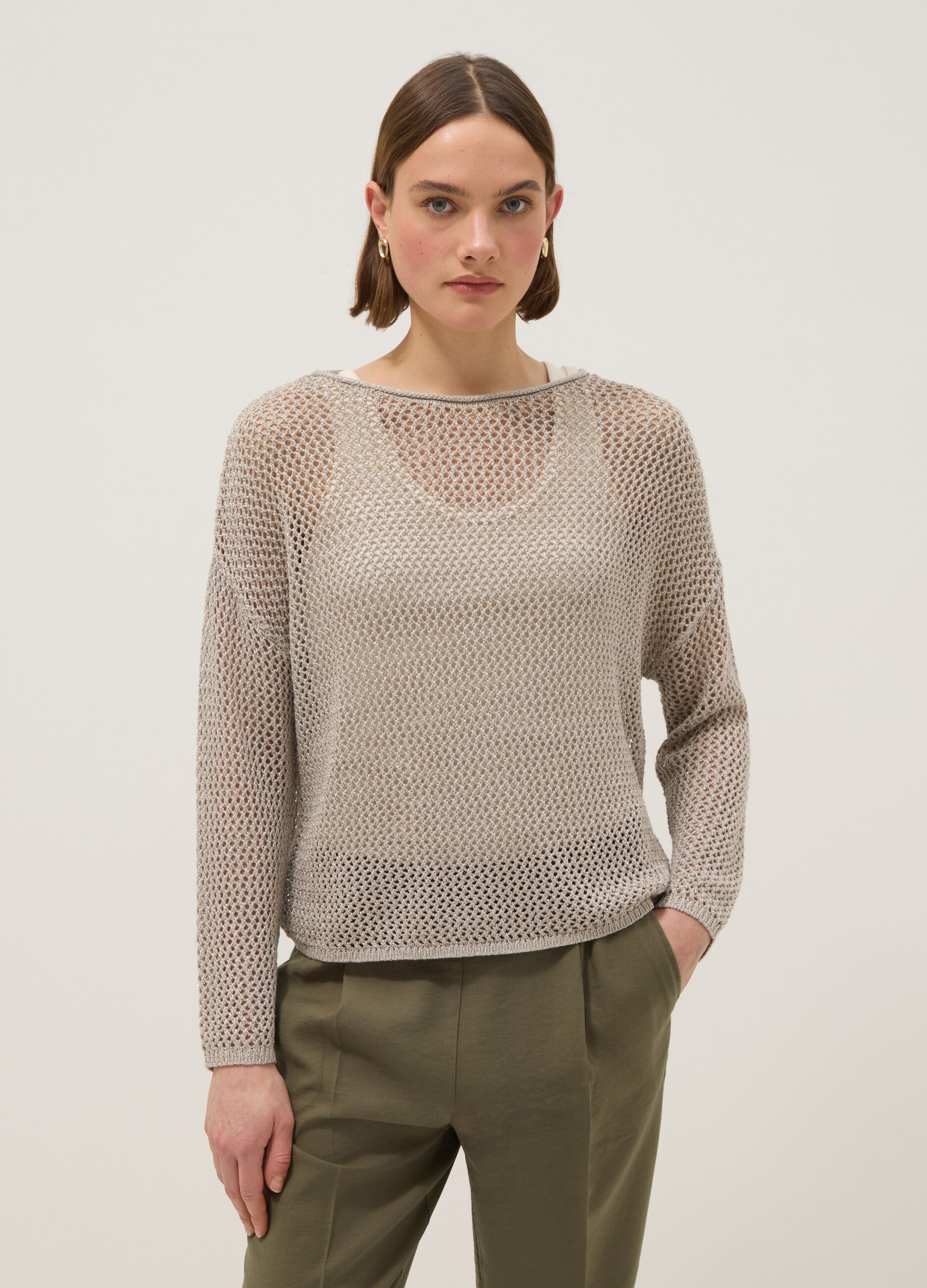 Maglione in misto viscosa beige regular fit con lavorazione a maglia
