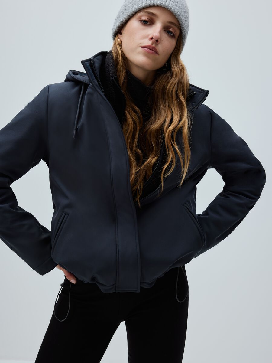 Giubbotto con cappuccio blu regular fit e zip_0