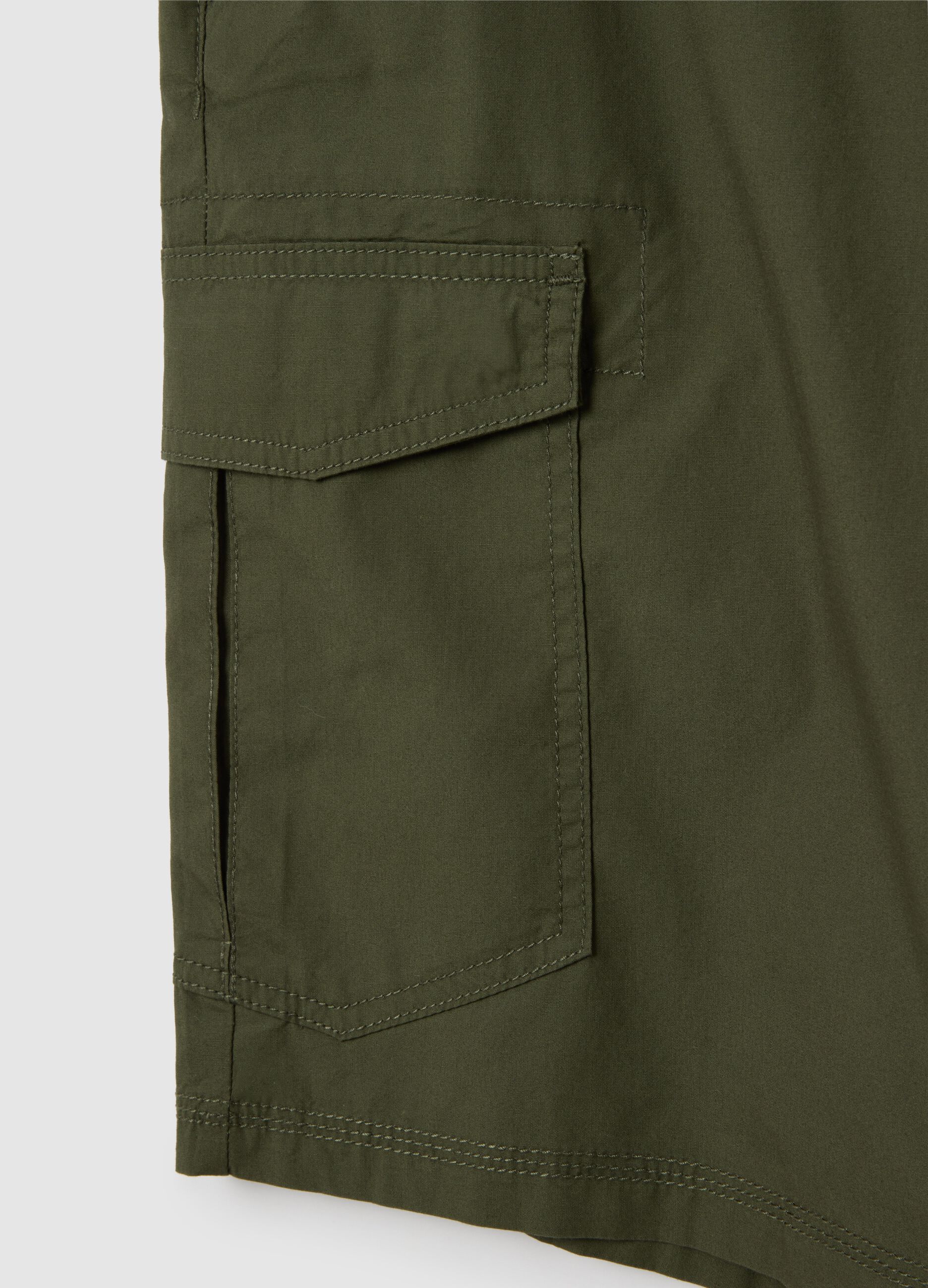 Bermuda da uomo in puro cotone verde regular fit con tasche cargo