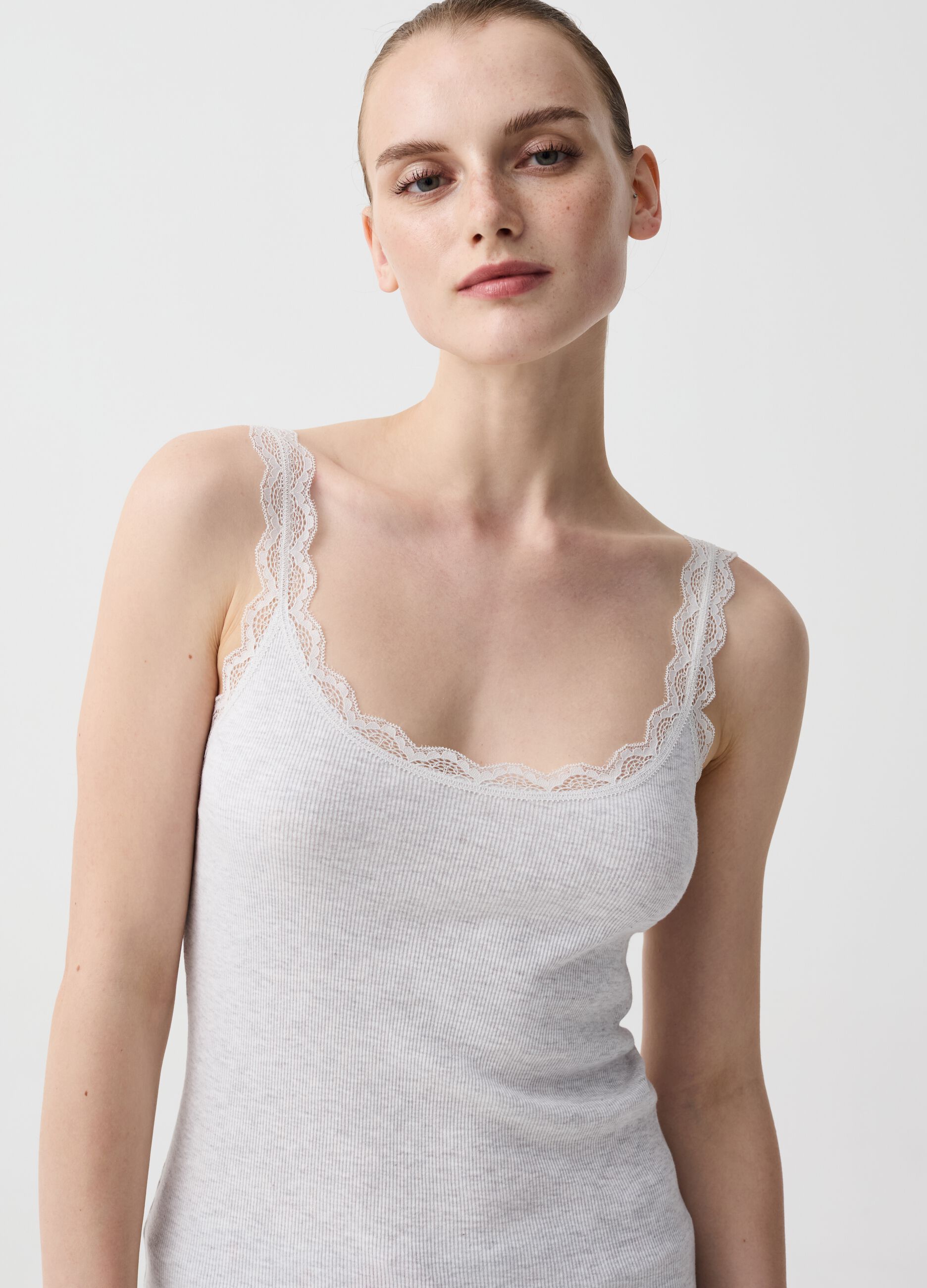 Organic cotton vest with lace