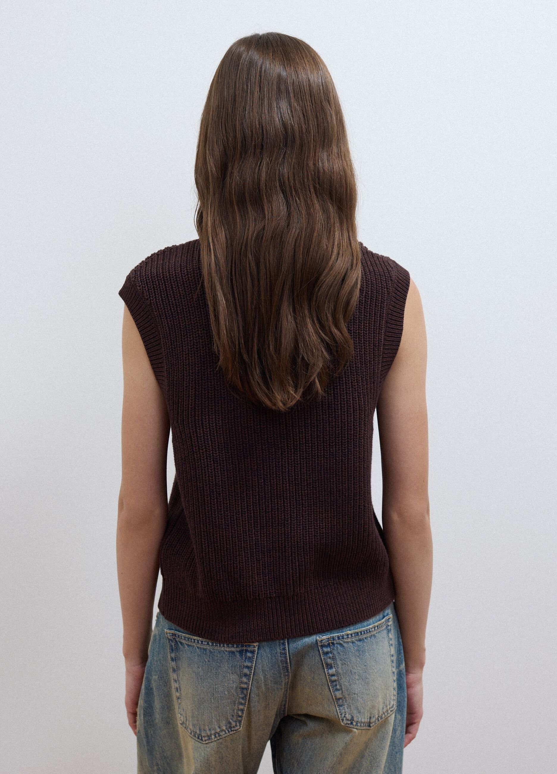 Brown pure cotton knitted vest with crew neck, regular fit