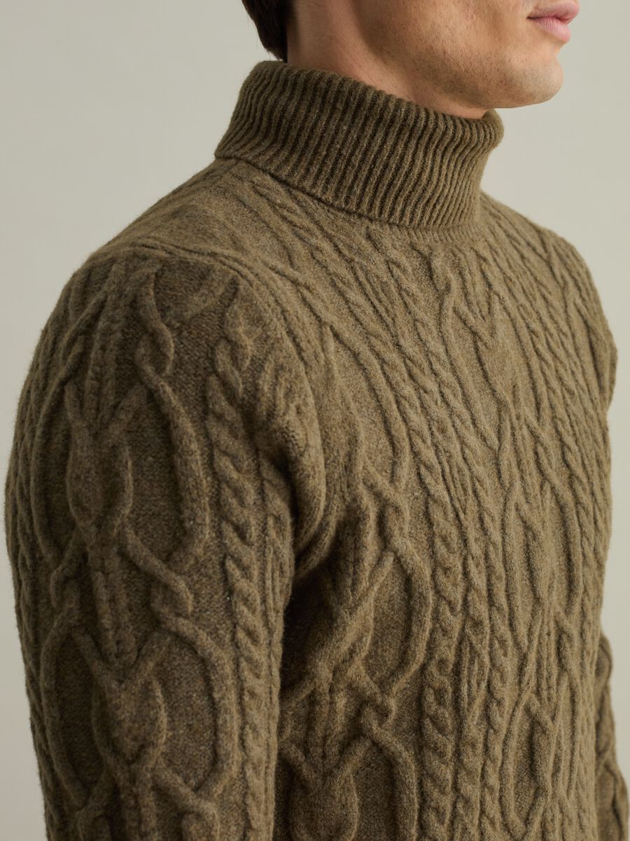 Pullover a trecce con collo alto_3