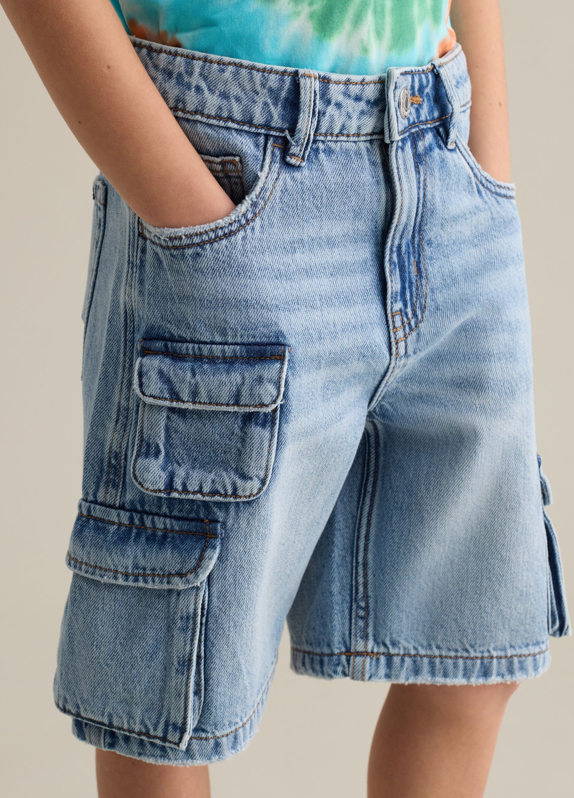 Cargo shorts in denim