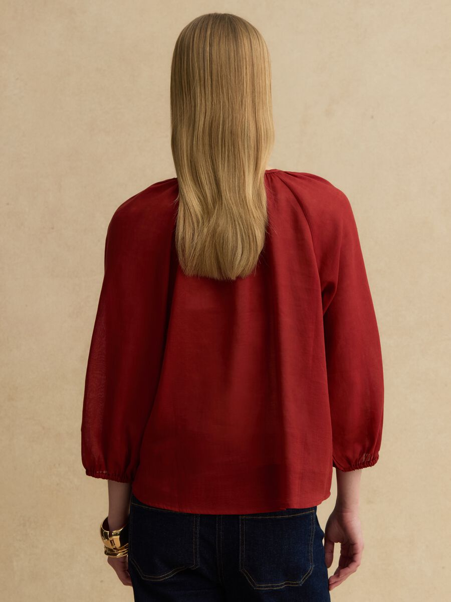 Red ramie and lyocell blend shirt with V-neck, regular fit_3