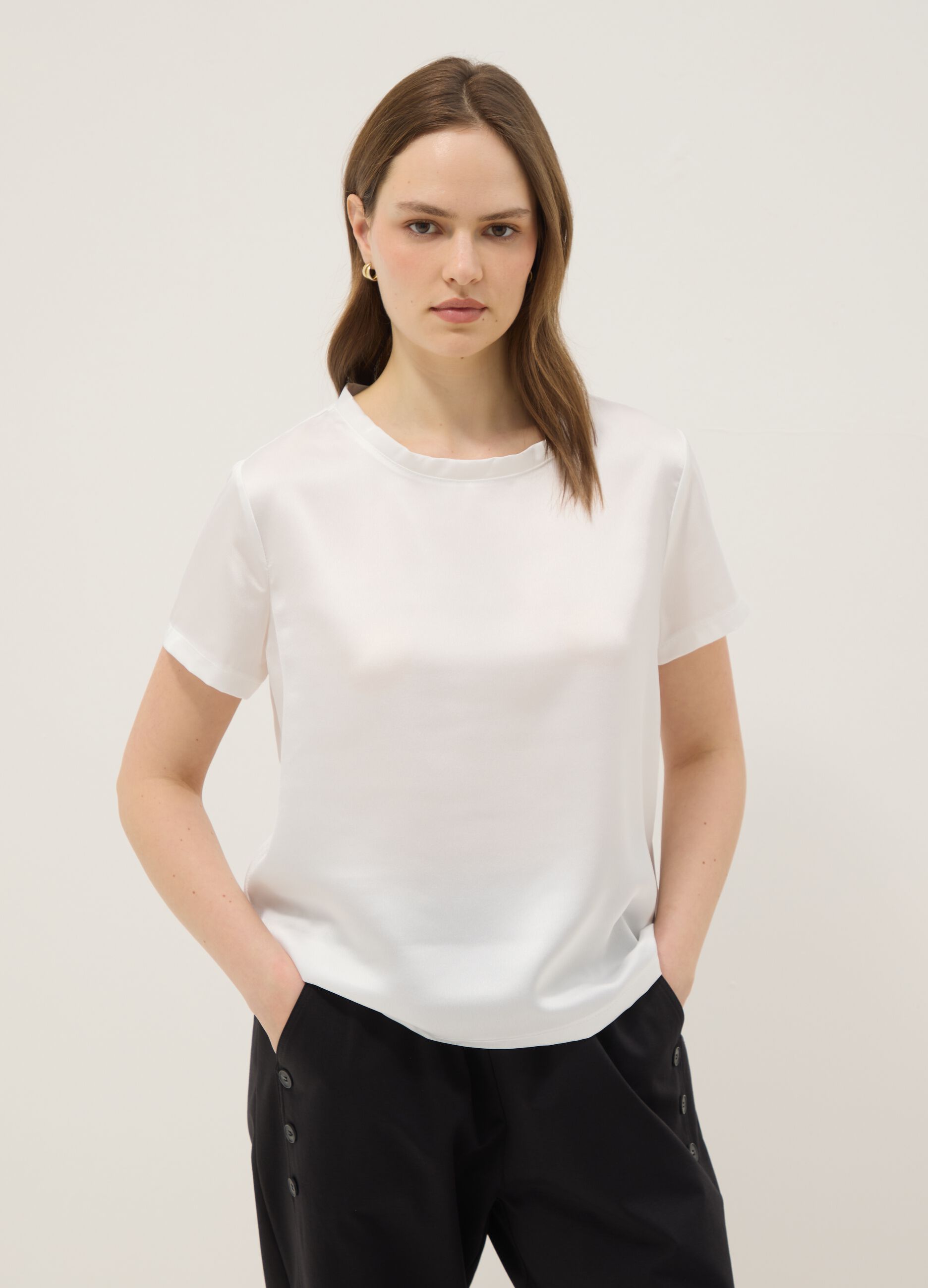 White short-sleeve T-shirt with soft neckline, regular fit