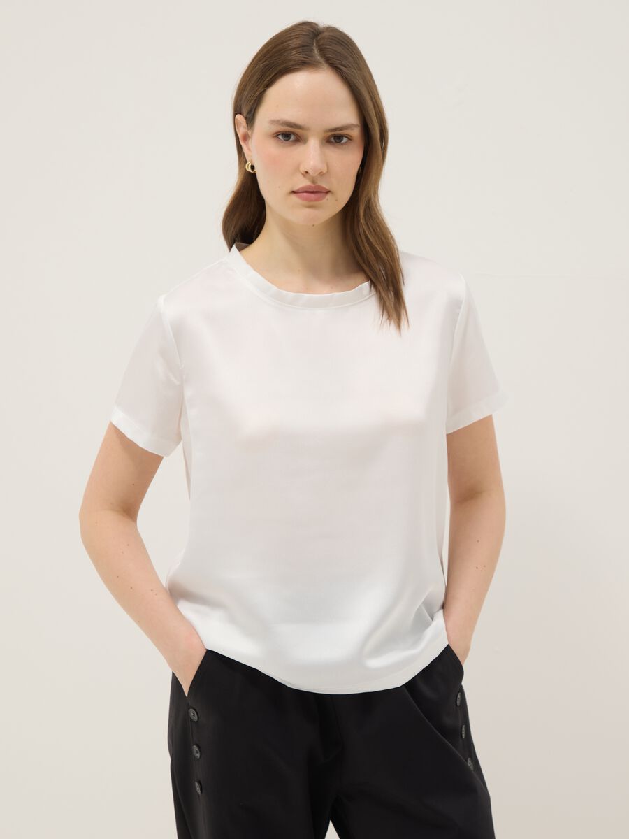 T-shirt bianca a maniche corte con collo morbido regular fit_0