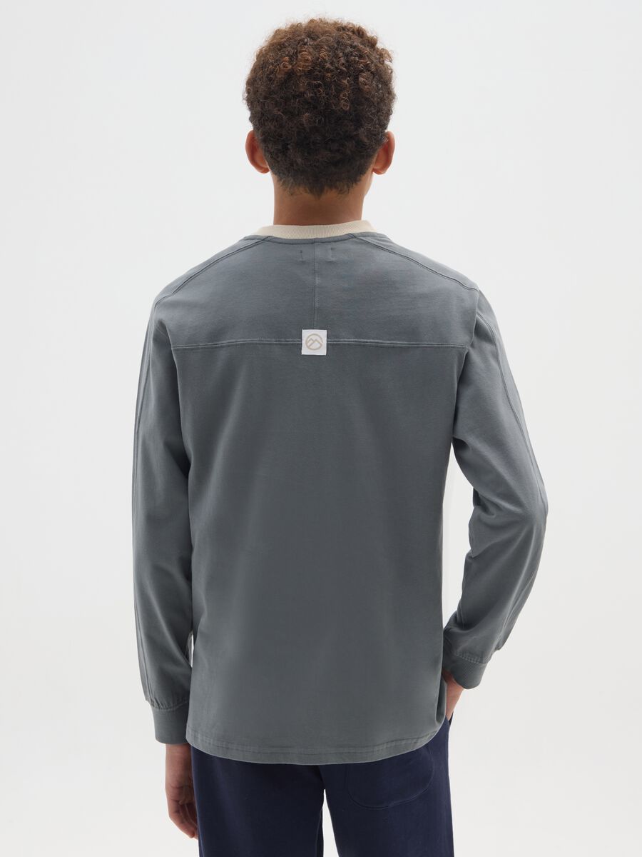 T-shirt grigia a maniche lunghe_1