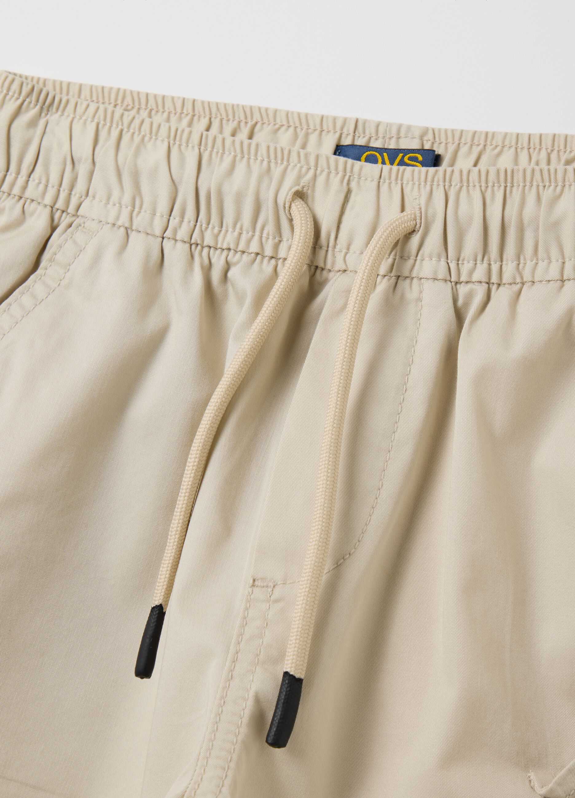 Boys’ shorts in 100% beige cotton with regular fit and cargo pockets