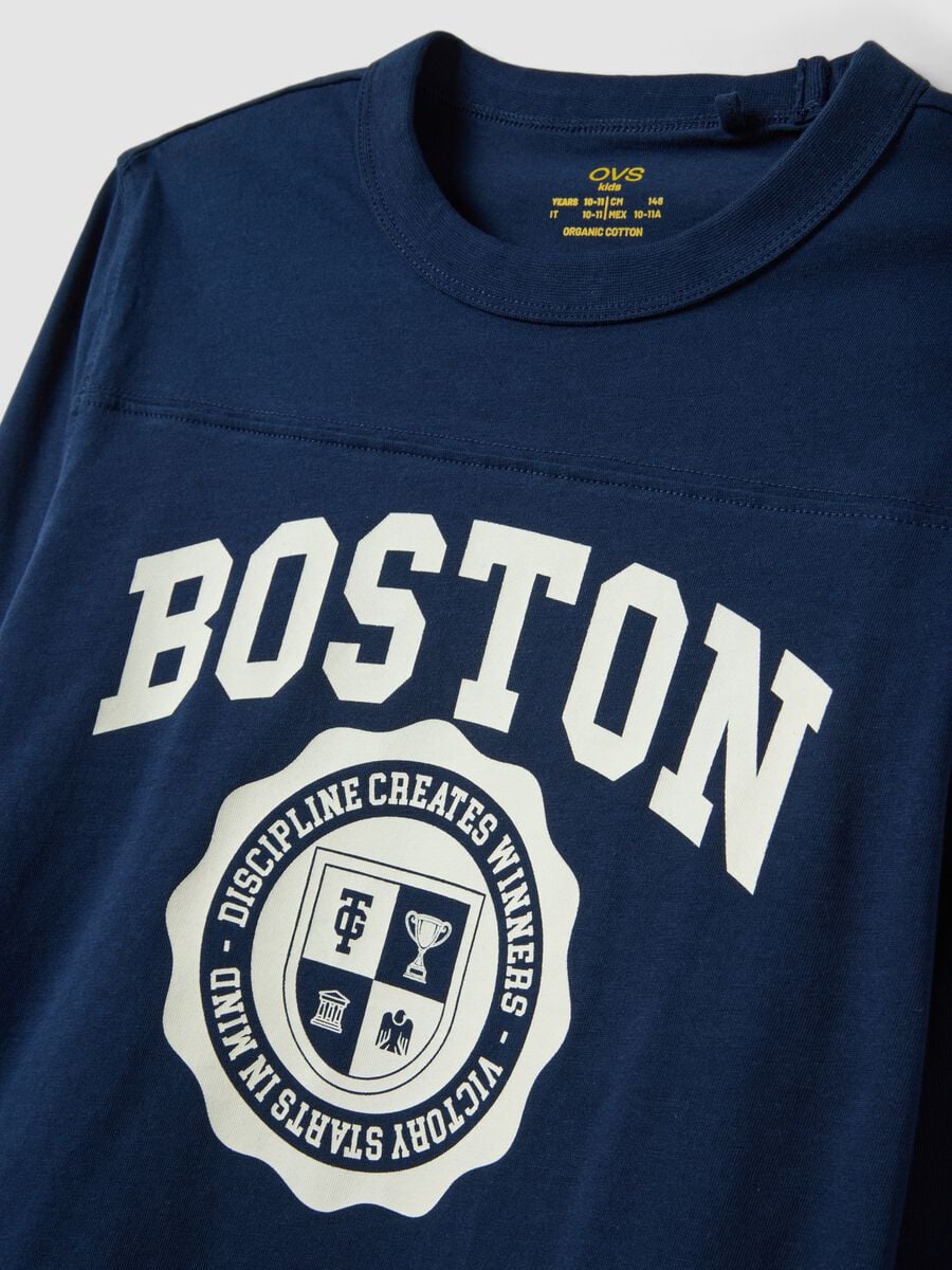 T-shirt blu in puro cotone organico con stampa college_4