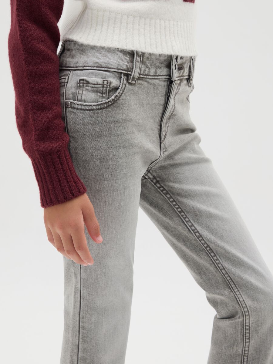 Jeans da ragazza in cotone grigio flare_3