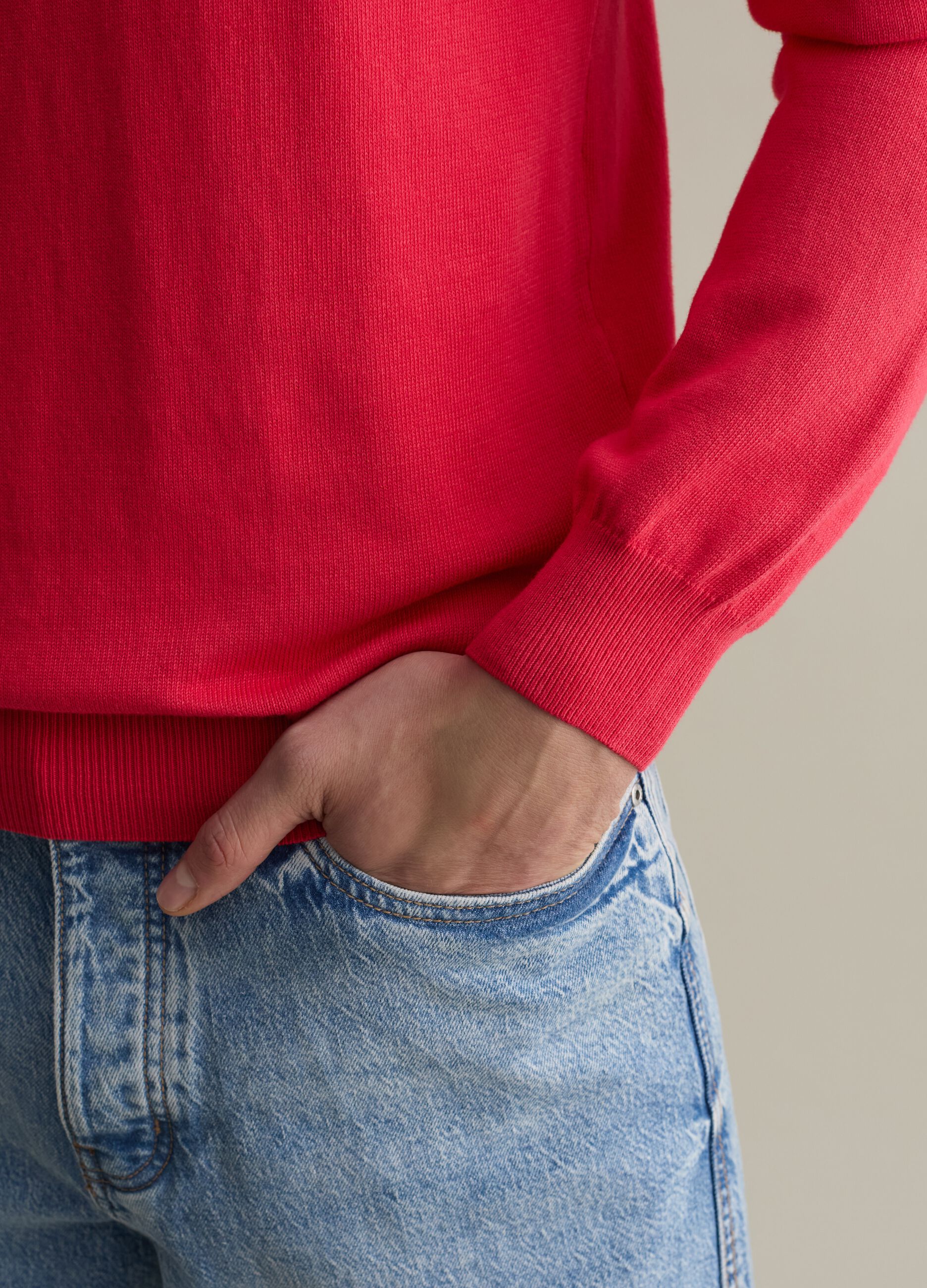 Solid colour pullover with round neck