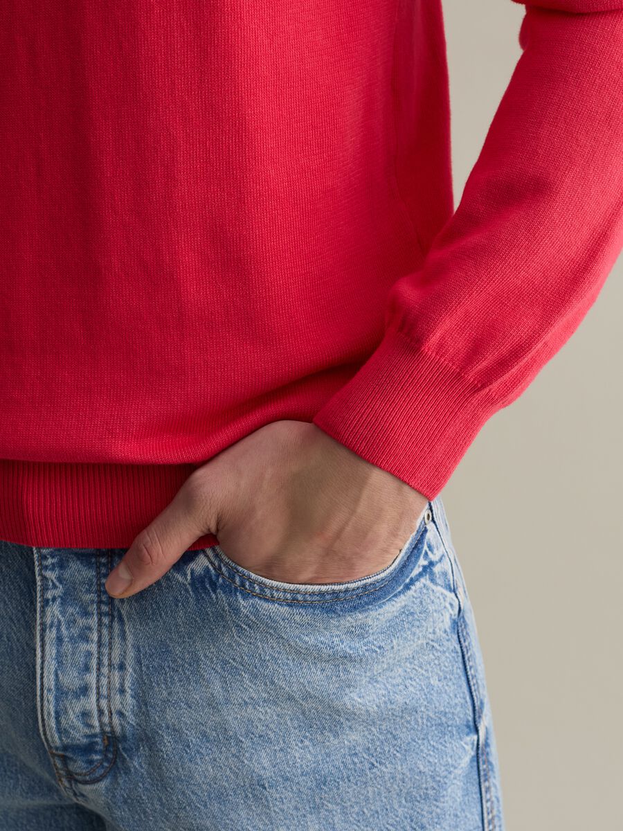 Solid colour pullover with round neck_2