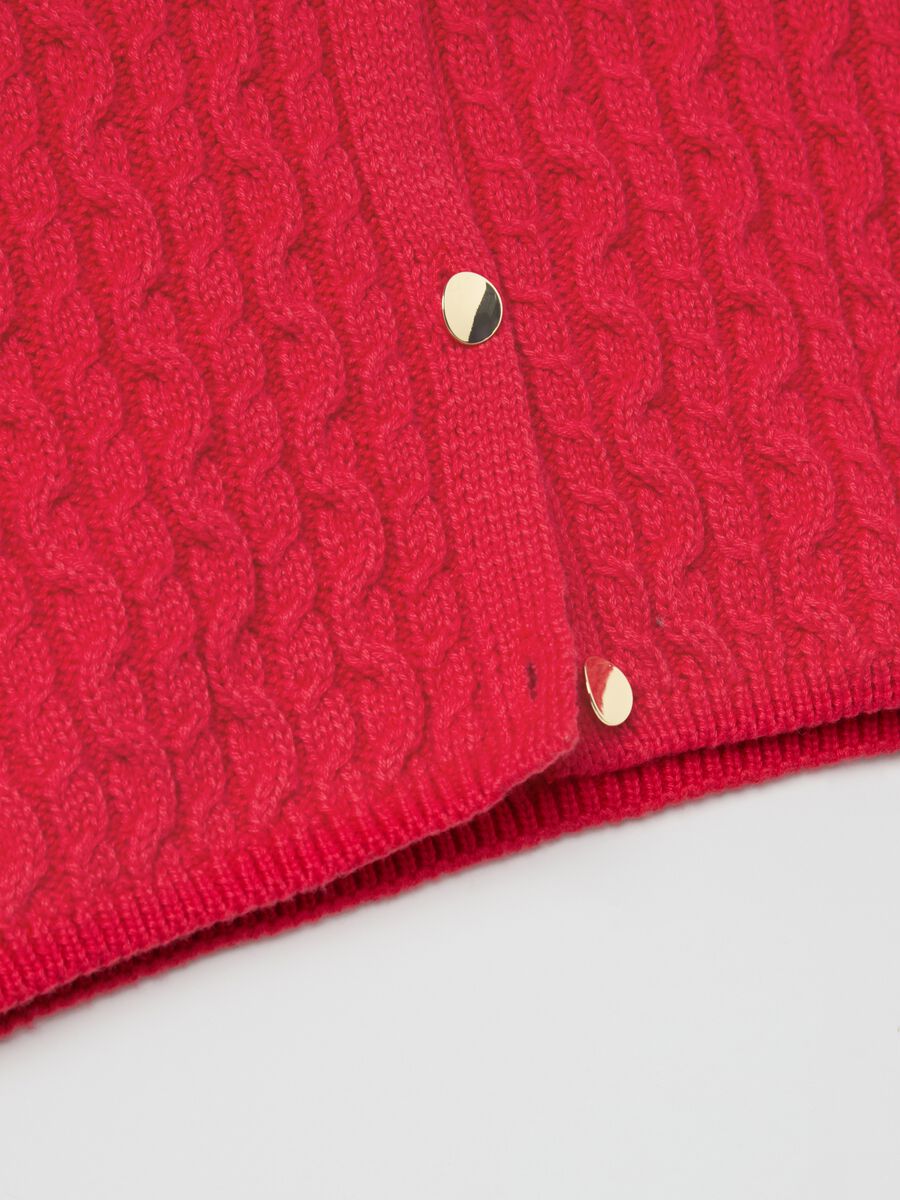 Cable-knit cardigan with golden buttons_5