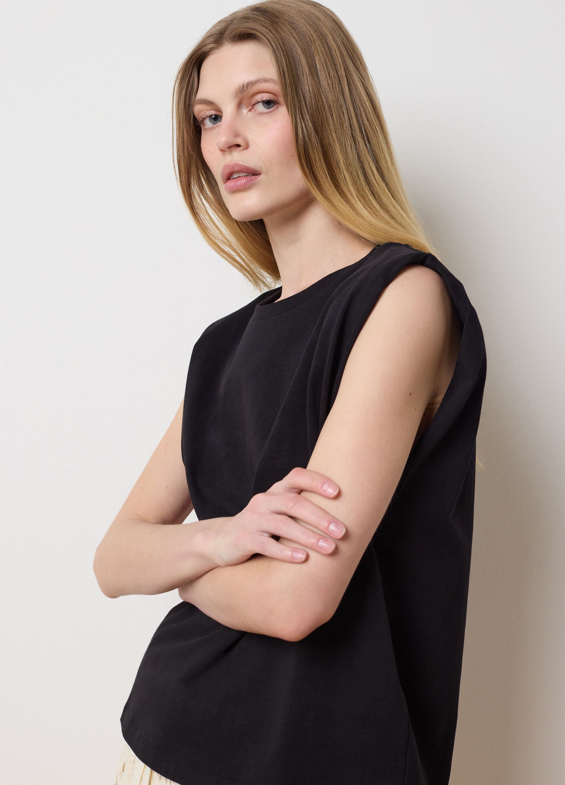 Black sleeveless boxy-fit T-shirt with spaghetti straps