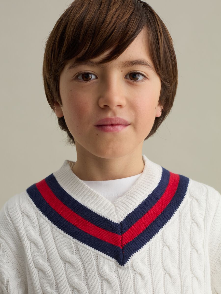 Cable-knit pullover with V neck_2