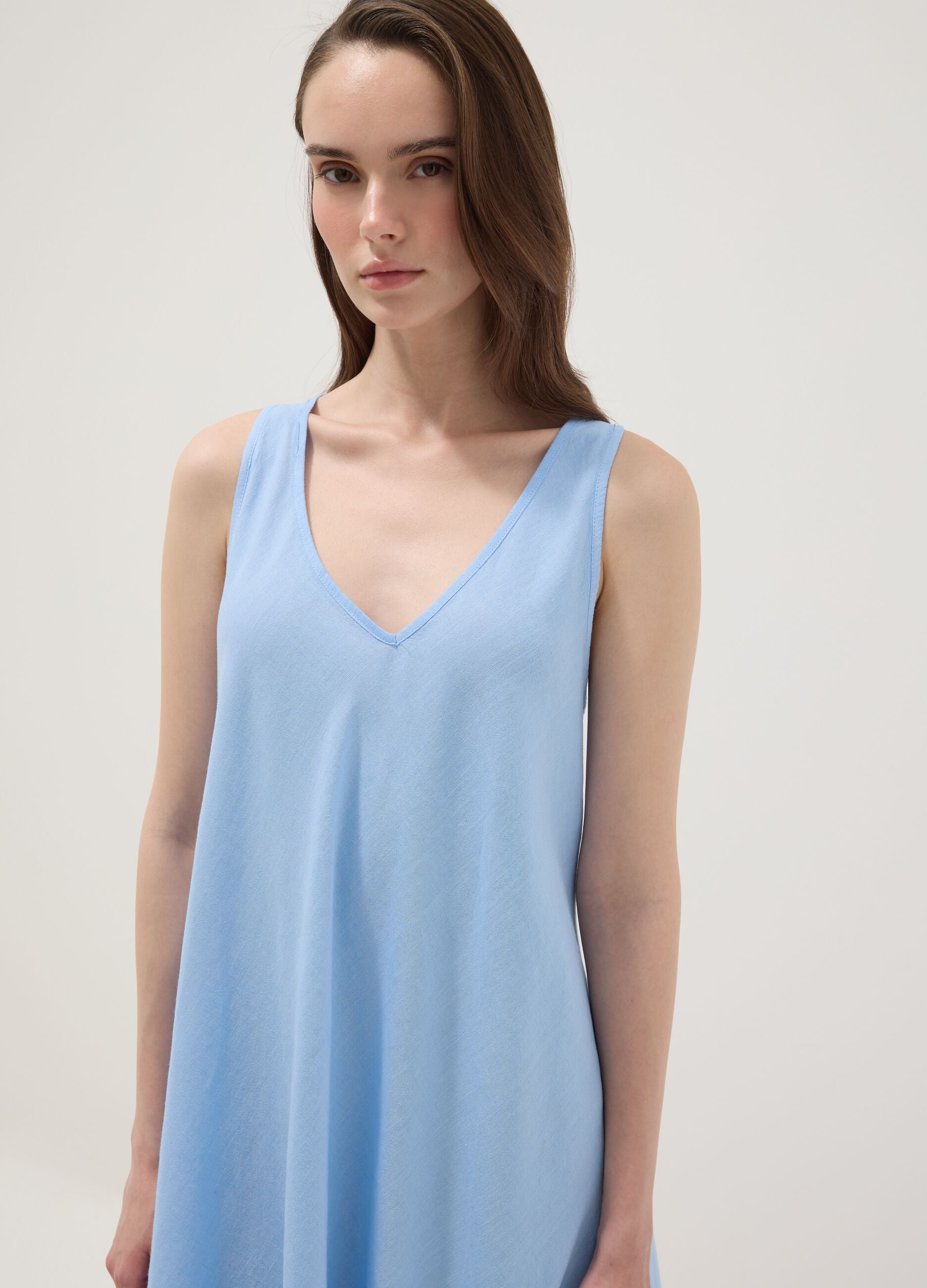Light blue linen-viscose blend midi dress with V-neck, regular fit