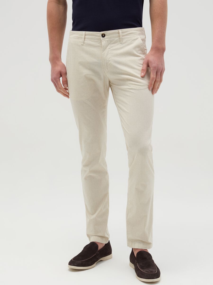 Slim-fit chino trousers in seersucker_1