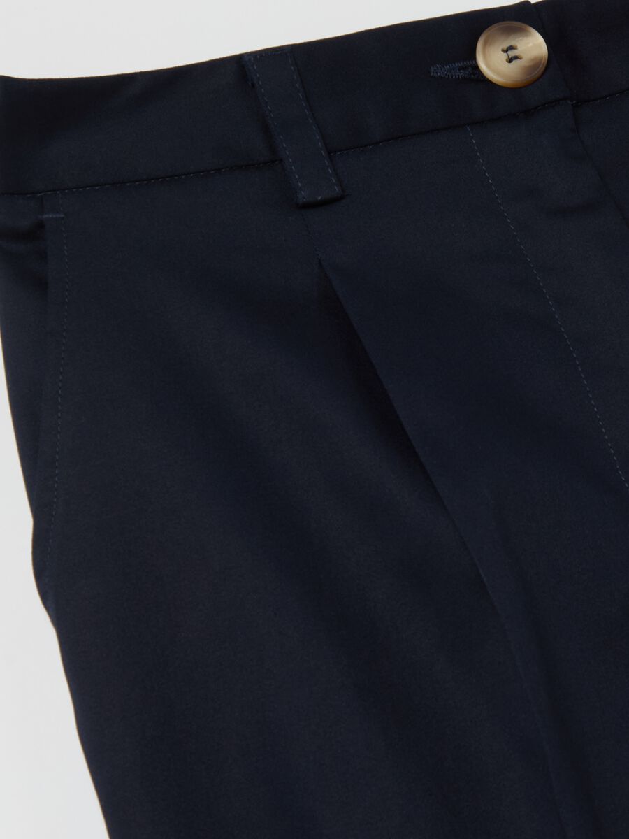 Cropped chino trousers with darts_5