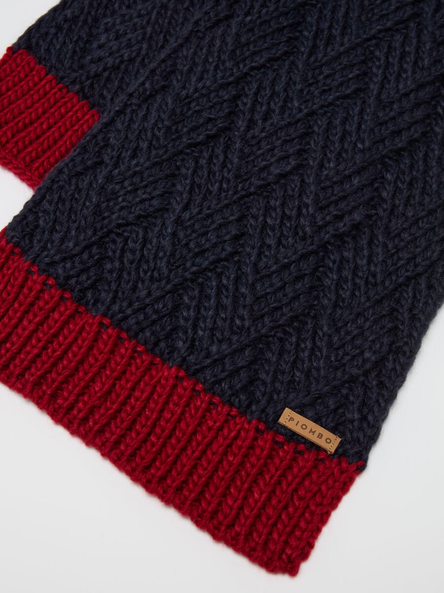 Knit scarf with geometric design_2