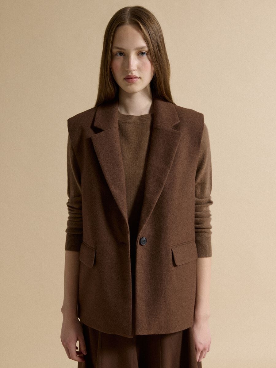 Gilet marrone in misto viscosa con rever classico_1