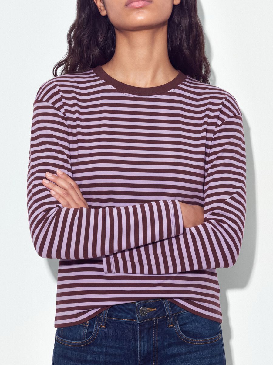 T-shirt viola a righe in puro cotone con girocollo relaxed fit_3