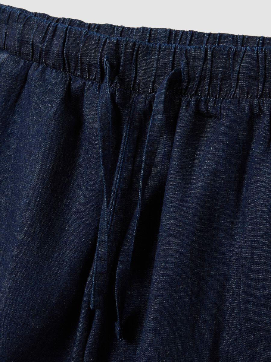 Shorts denim blu in misto cotone regular fit con bordo sfrangiato_1