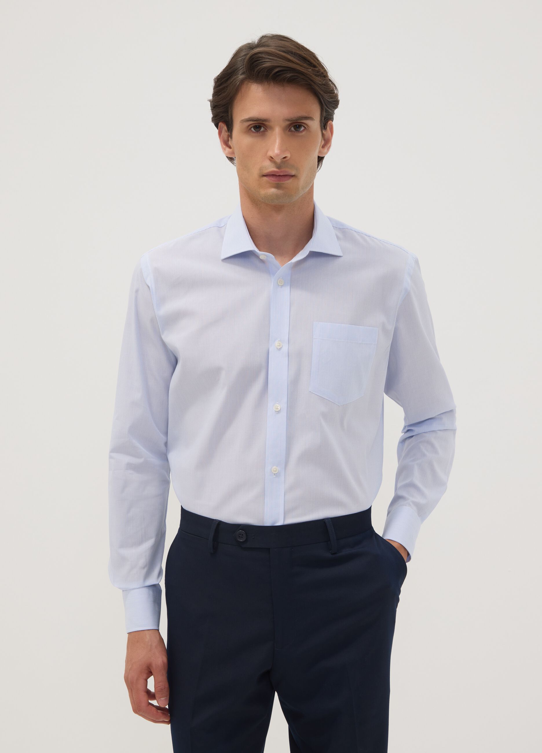 Camicia azzurra in misto cotone a righe sottili easy iron regular fit