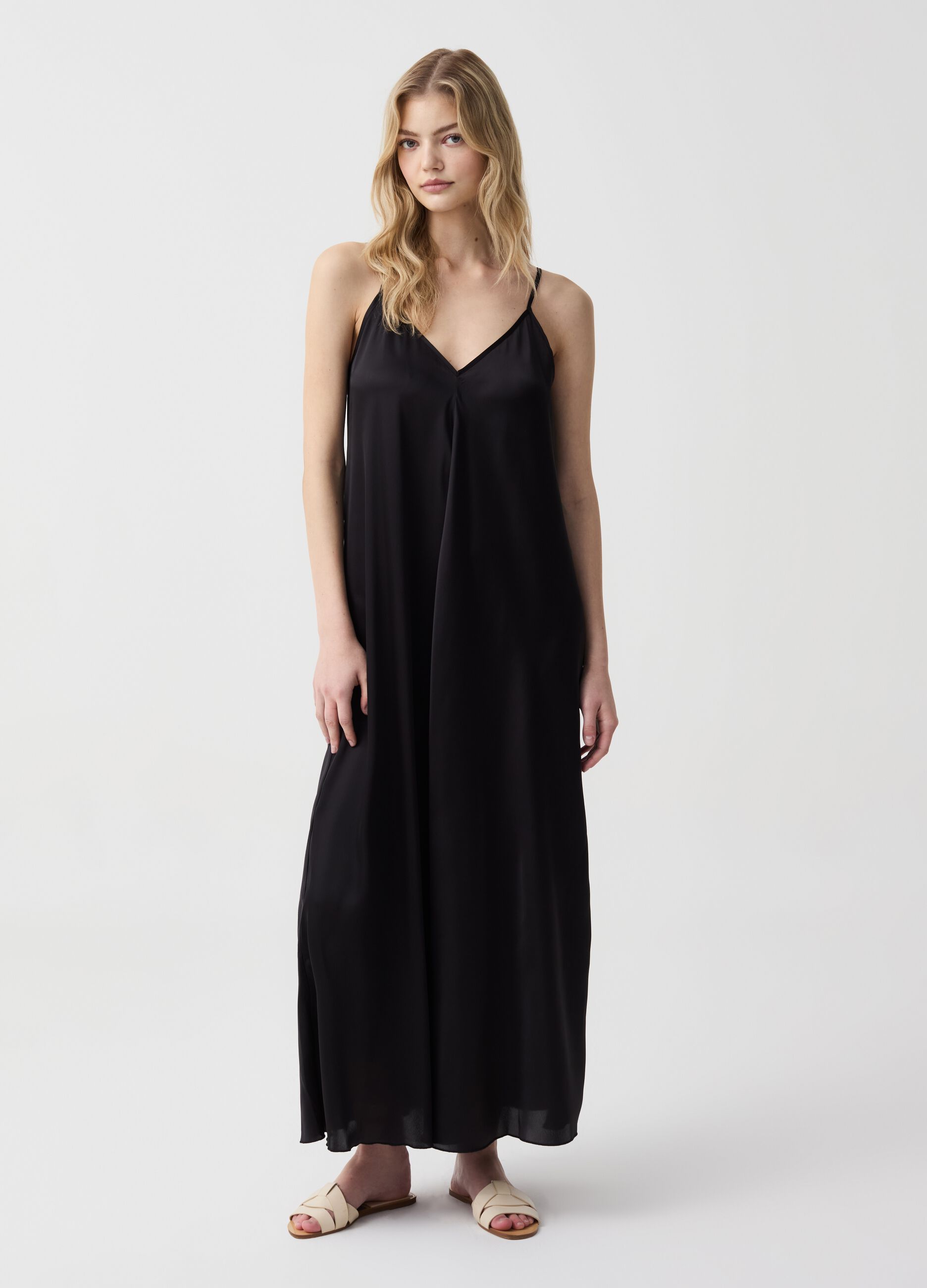Long dress in satin with spaghetti straps