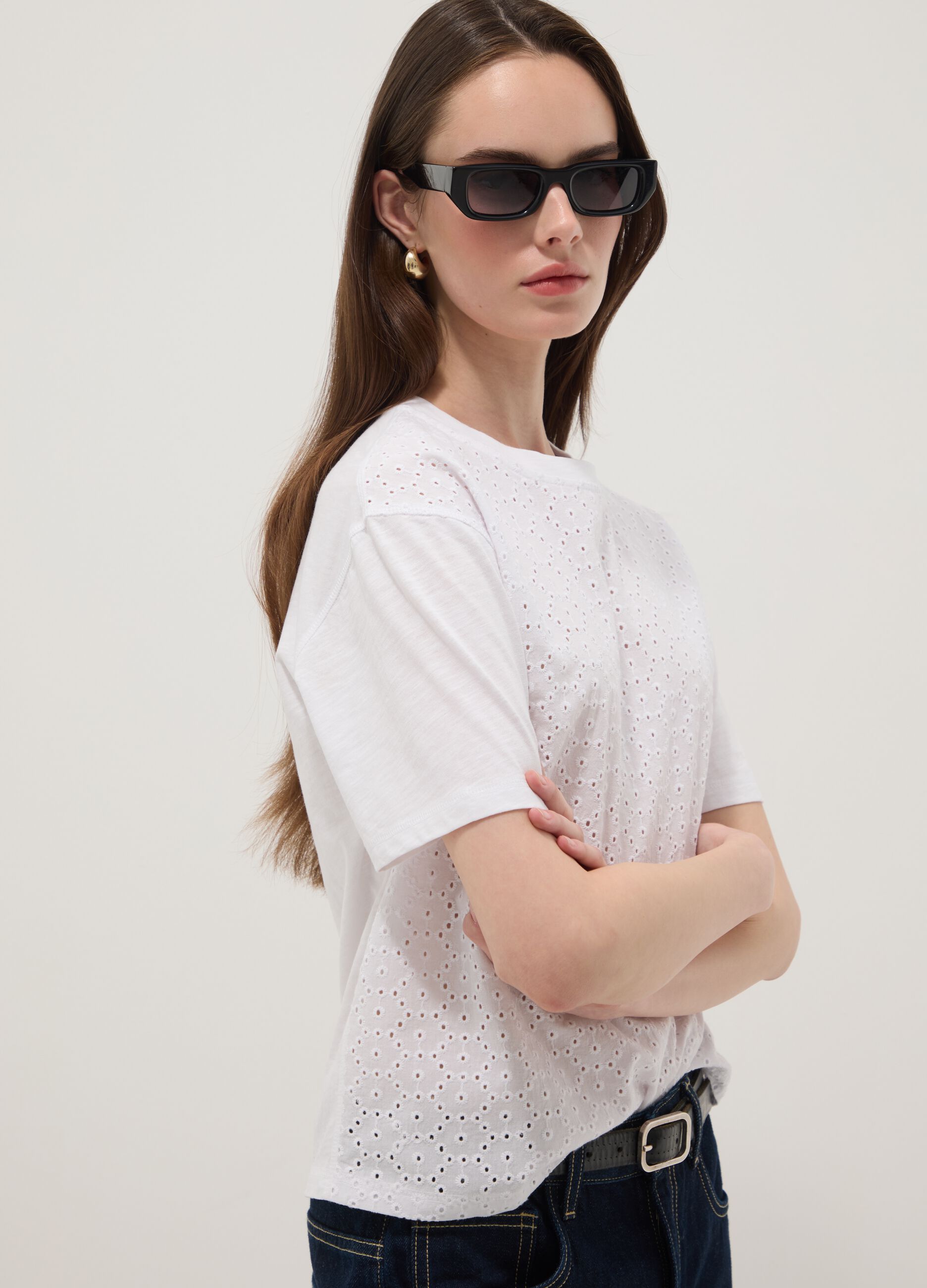 White short-sleeved pure cotton T-shirt with broderie anglaise embroidery