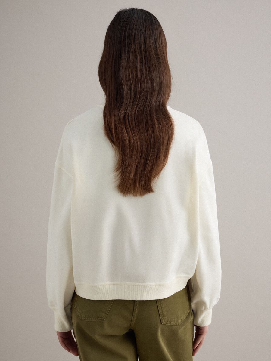 White cotton blend crew neck jumper regular fit with floral embroidery_2