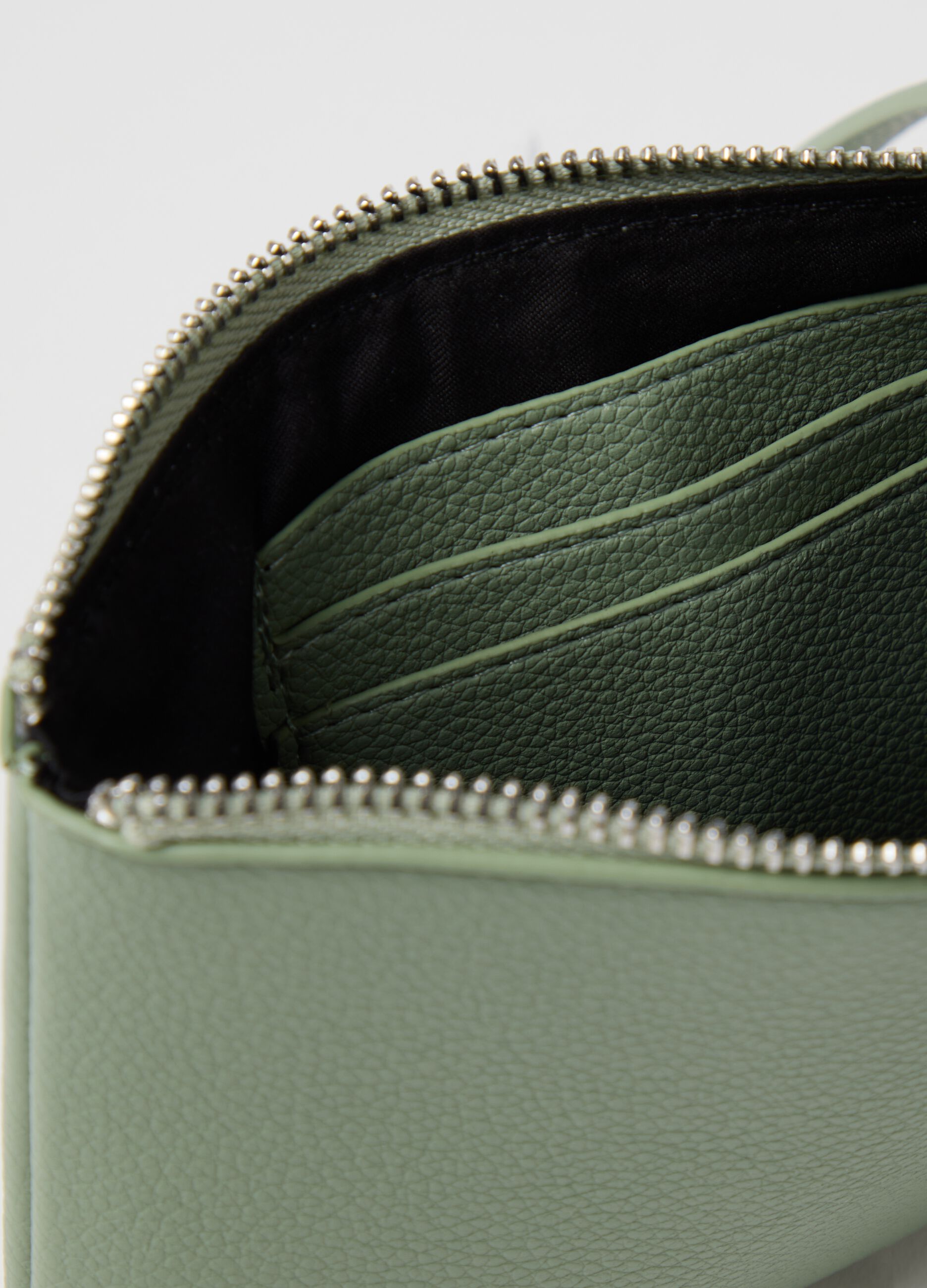 Textured-effect green clutch