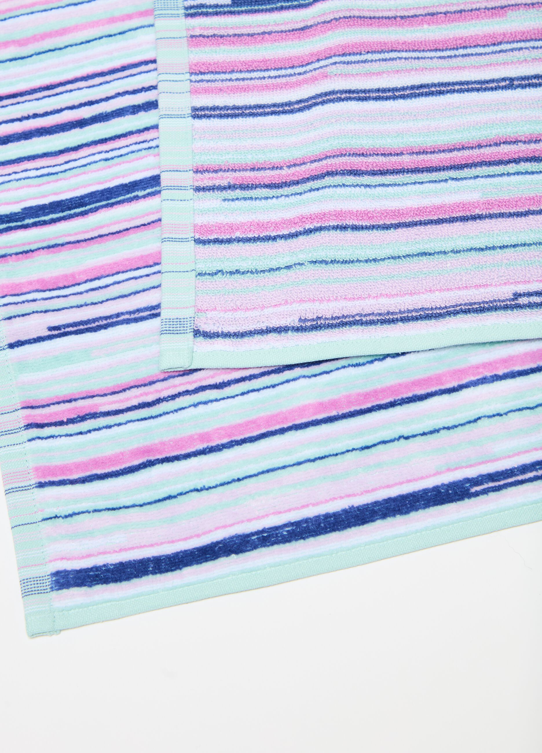 Bath towel with striped pattern