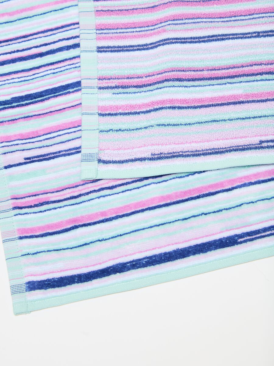Bath towel with striped pattern_2