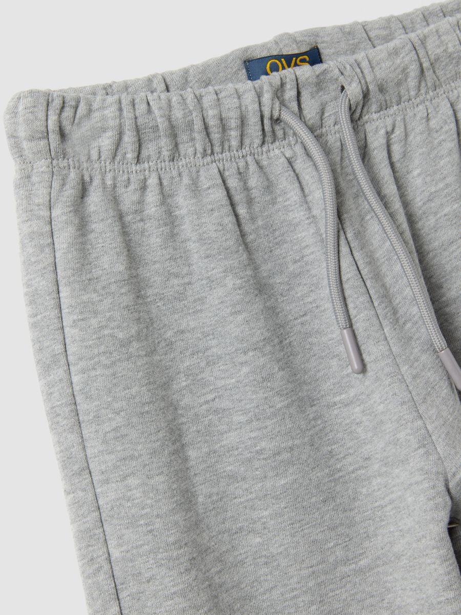 Pantaloni grigi in puro cotone con vita elasticizzata e strass per bambina_3