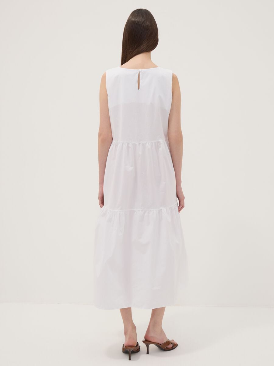 Abito bianco smanicato in puro cotone con balze regular fit_3