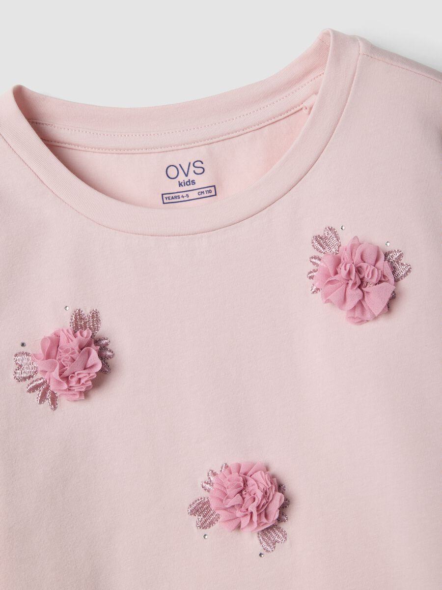 Pink short-sleeved stretch cotton T-shirt with floral appliqu&eacute;s_2