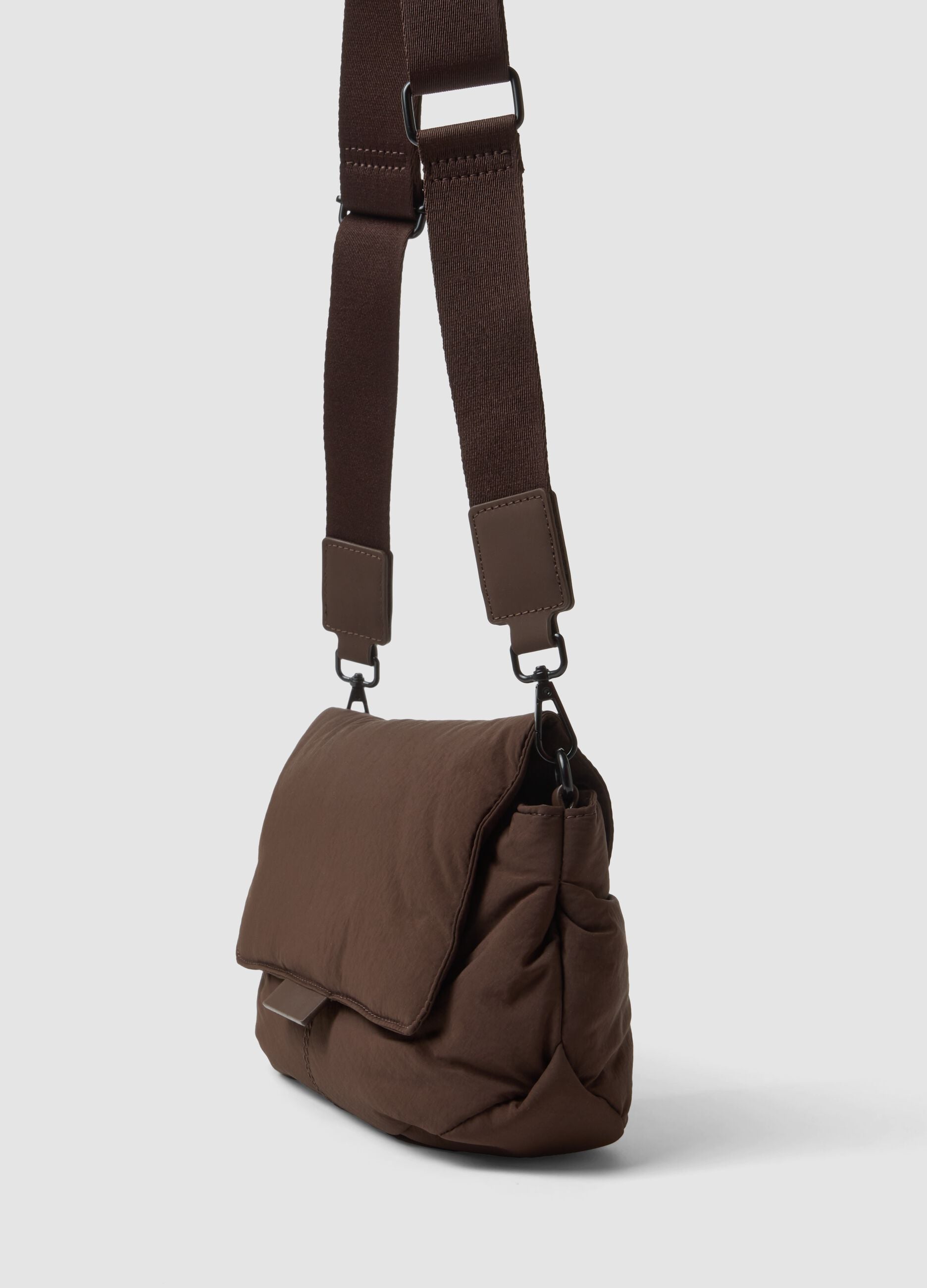 Borsa marrone a tracolla con patta e spalla regolabile