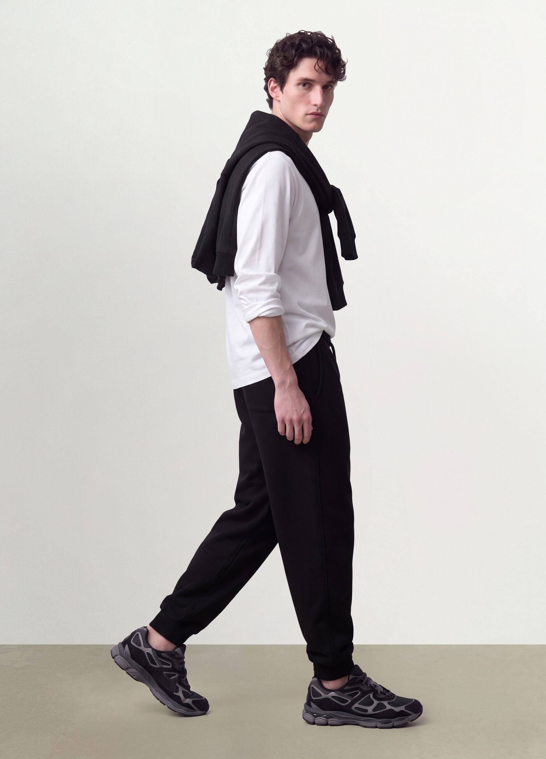 Jogger neri in misto cotone con fondo a polsino e coulisse