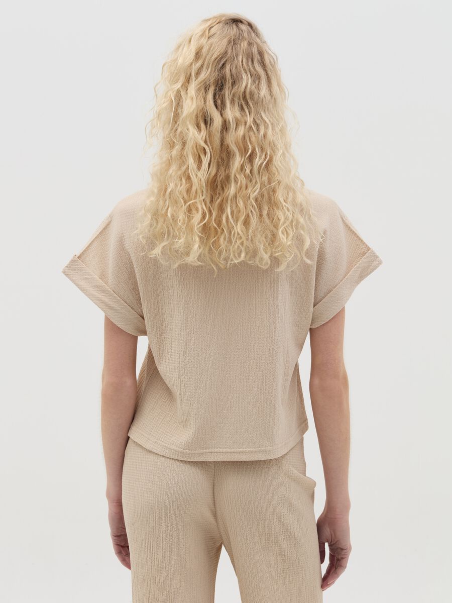 Beige short-sleeved T-shirt with waffle weave_3