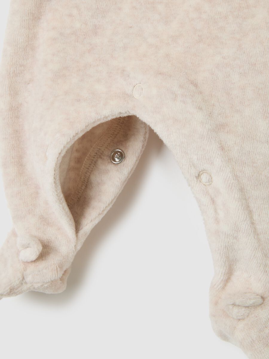 Beige velour baby romper with classic collar_3