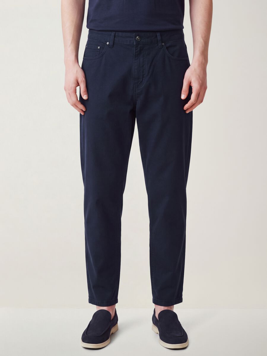 Pantaloni blu in twill di cotone elasticizzato carrot fit_1