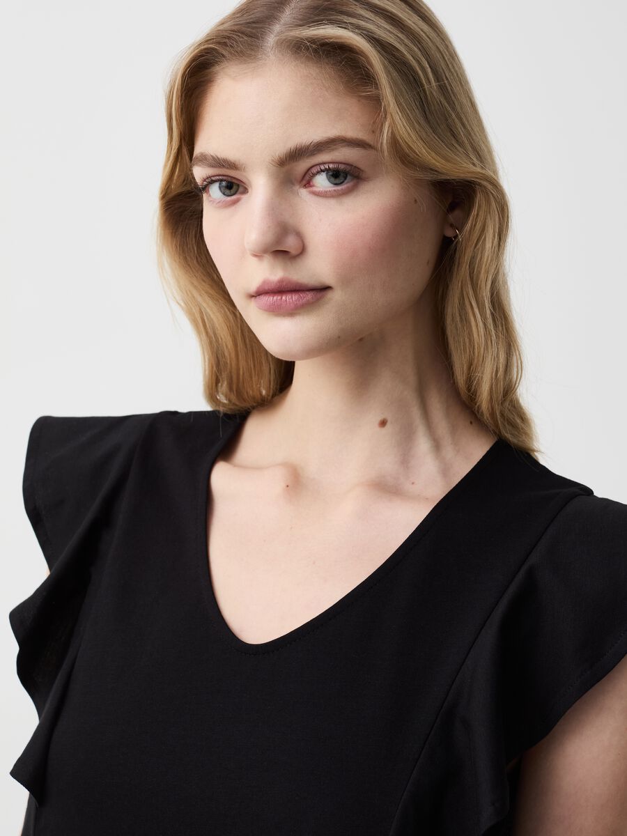 Sleeveless T-shirt with V neck and flounce_1