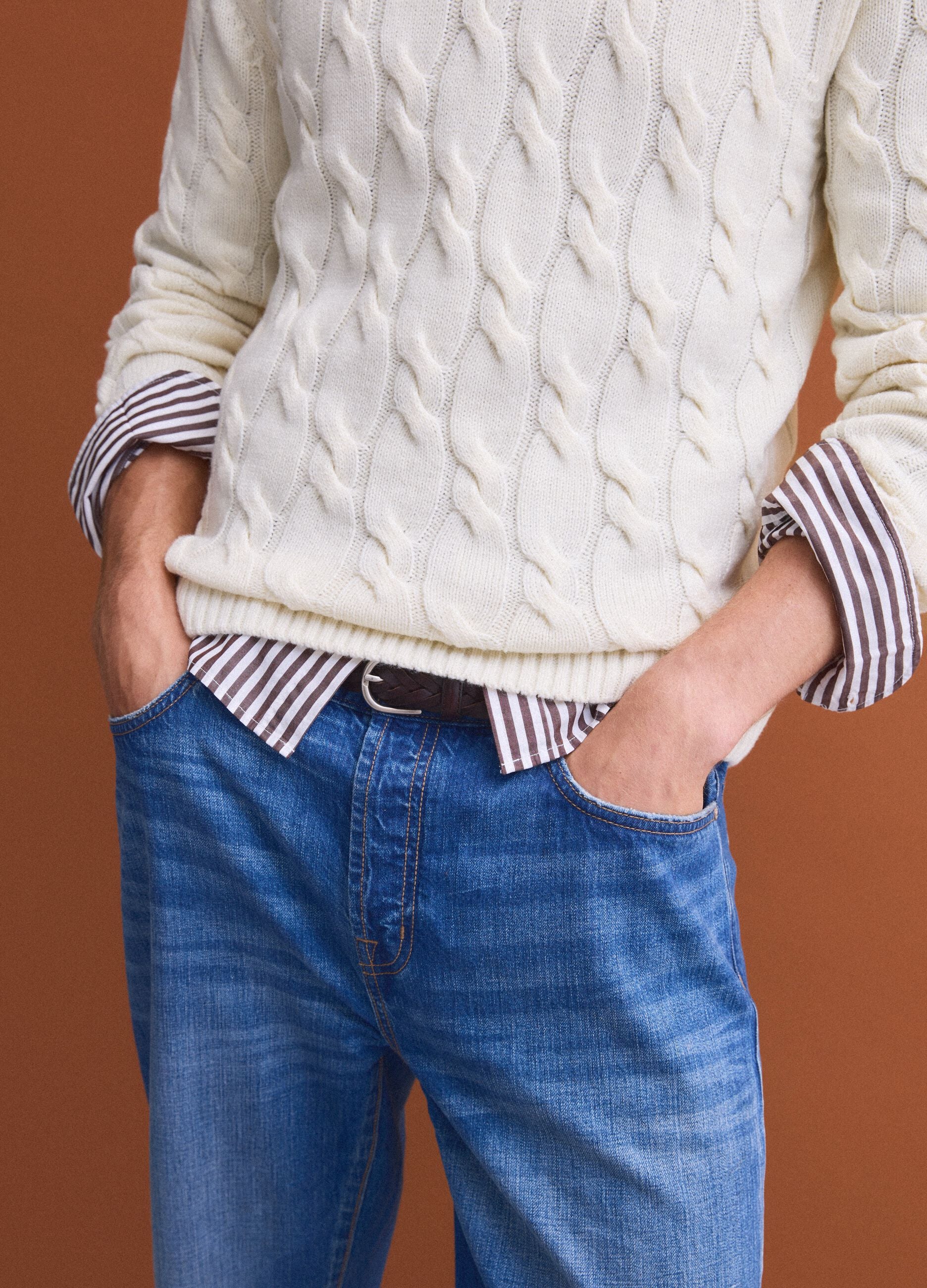 Maglia bianca in misto lana a trecce con dolcevita regular fit