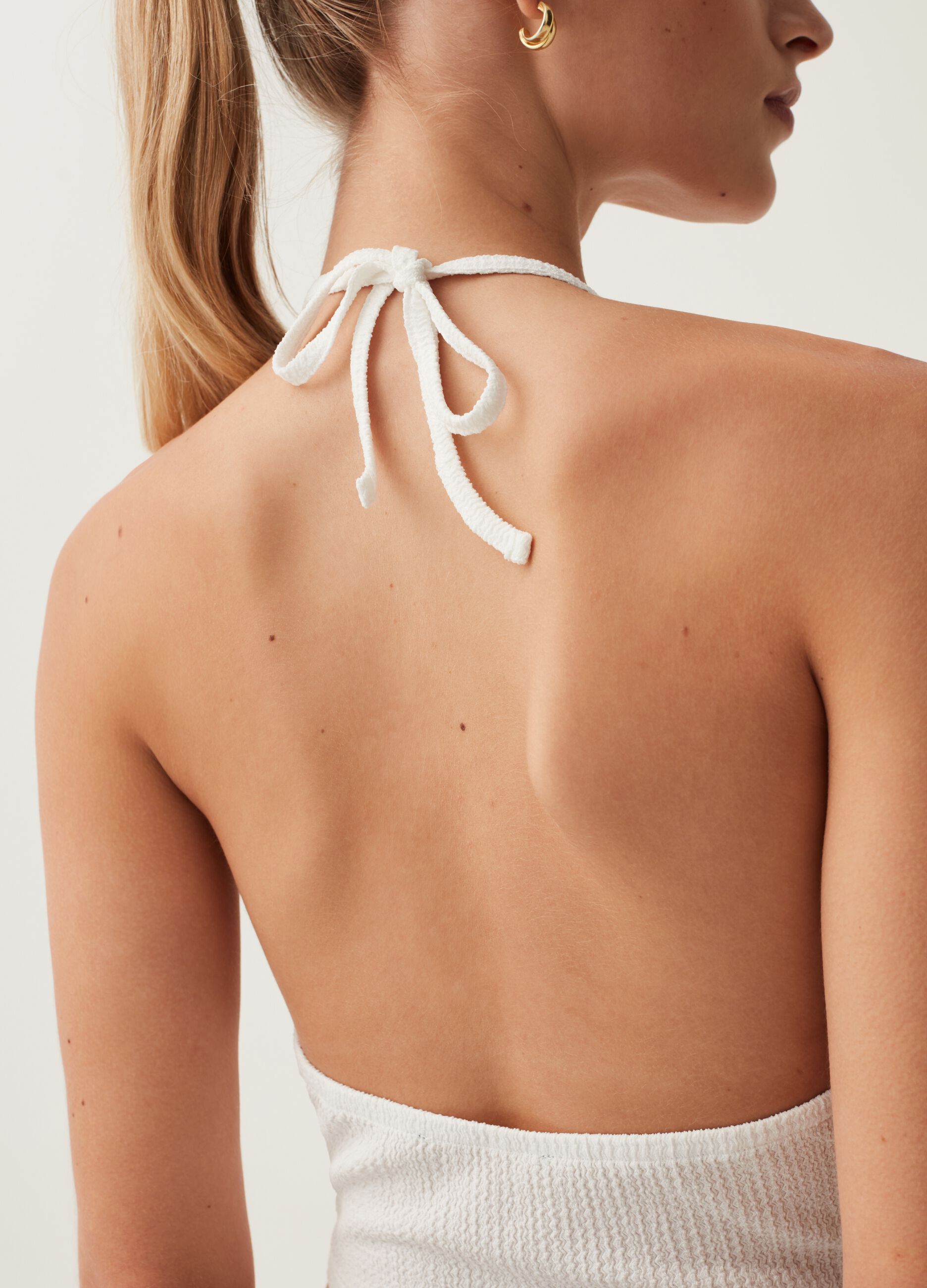 Crop top scollo halter con apertura_3