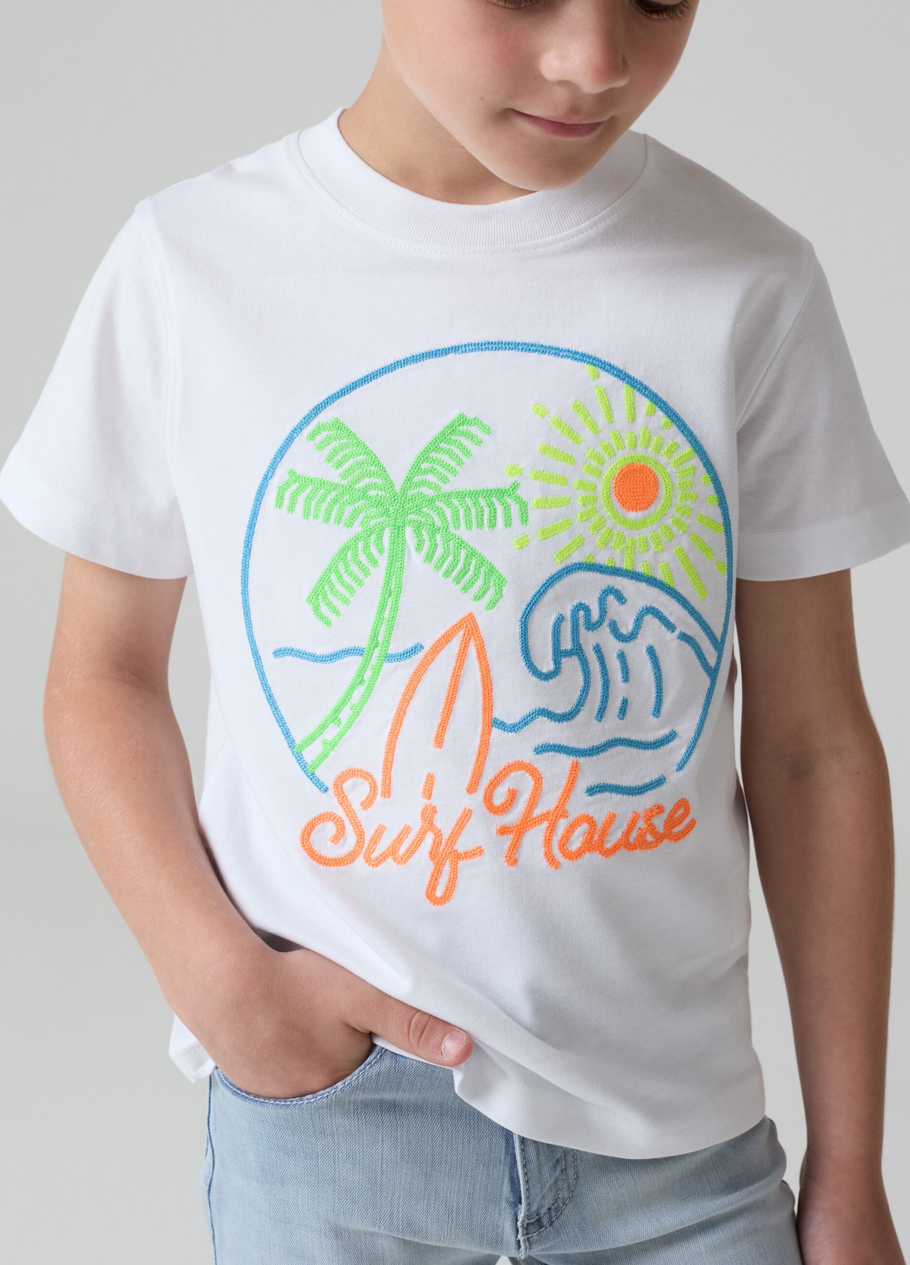 T-shirt in cotone con ricamo motivo surf