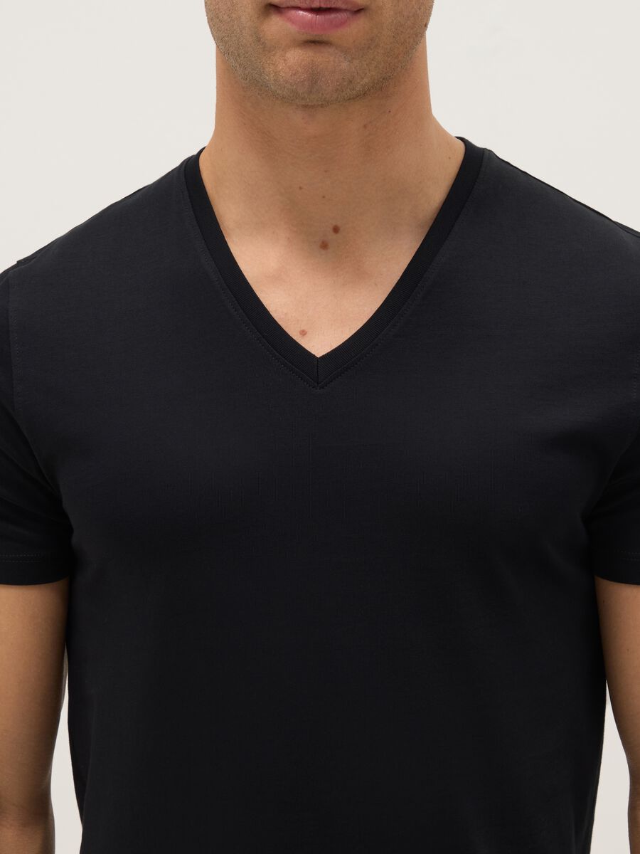 T-shirt in puro cotone nero regular fit con collo a V_1
